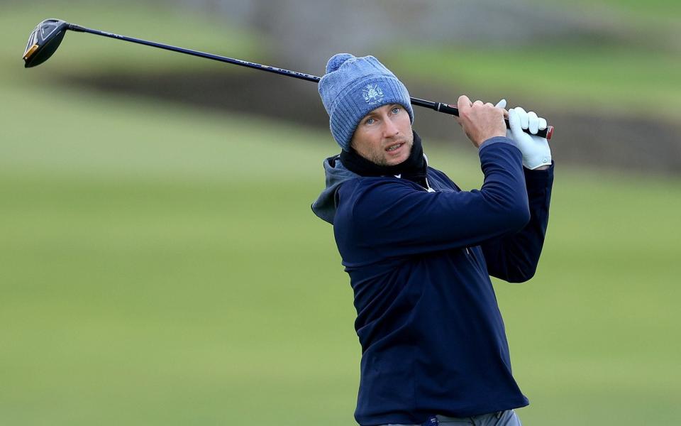 Joe Root de Inglaterra, excapitán de críquet de la prueba de Inglaterra y bateador líder, juega su golpe de salida en el segundo hoyo en el primer día del campeonato Alfred Dunhill Links en el Old Course de St. Andrews - Getty Images/David Cannon