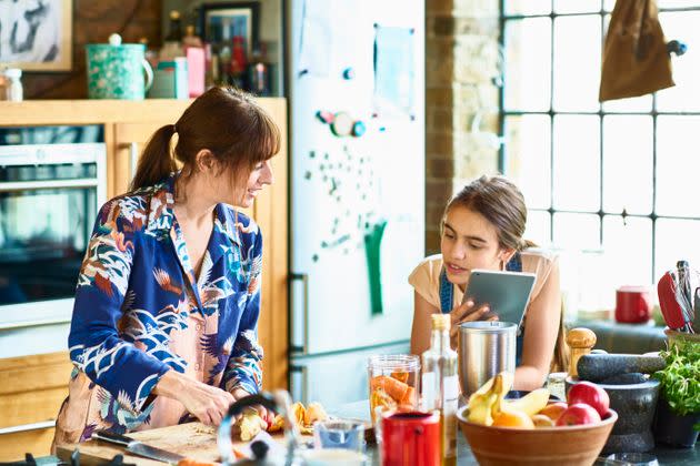 Think about replacing snacks with easy-to-reach bowls of fruit on your countertop, to make healthy swaps easier. (Photo: 10'000 Hours via Getty Images)