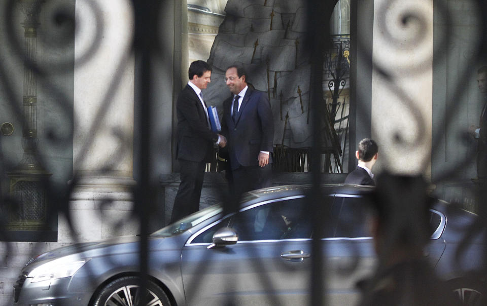 New French prime minister Manuel Valls, left, takes leave of French President Francois Hollande following their meeting at the Elysee Palace in Paris, Wednesday April 2, 2014. Manuel Valls, 51, took over as President Francois Hollande's prime minister from Jean-Marc Ayrault after their Socialist Party took a drubbing in weekend municipal elections. (AP Photo/Remy de la Mauviniere)