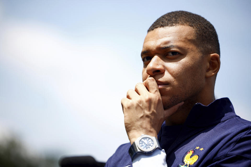 El delantero francés Kylian Mbappé en la ciudad deportiva de la selección nacional con miras a la Euro 2024, el lunes 3 de junio de 2024, en Clairefontaine. (Sarah Meyssonnier/Pool Foto vía AP)