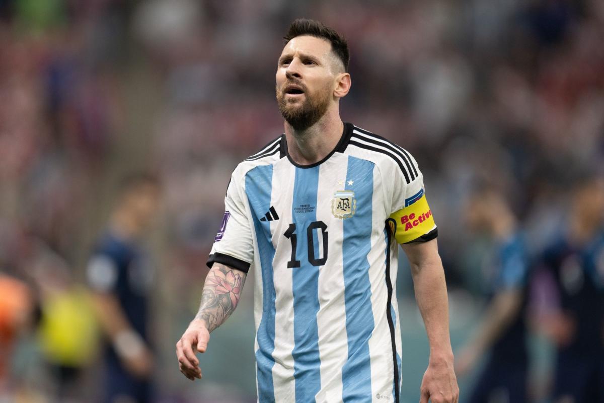 líquido Herencia Hora Oferta de camisetas Adidas de Messi escasea antes de la final