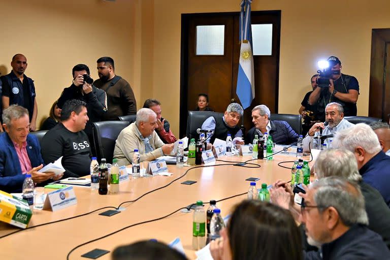 Héctor Daer, Carlos Acuña y Pablo Moyano, a la cabecera de la mesa