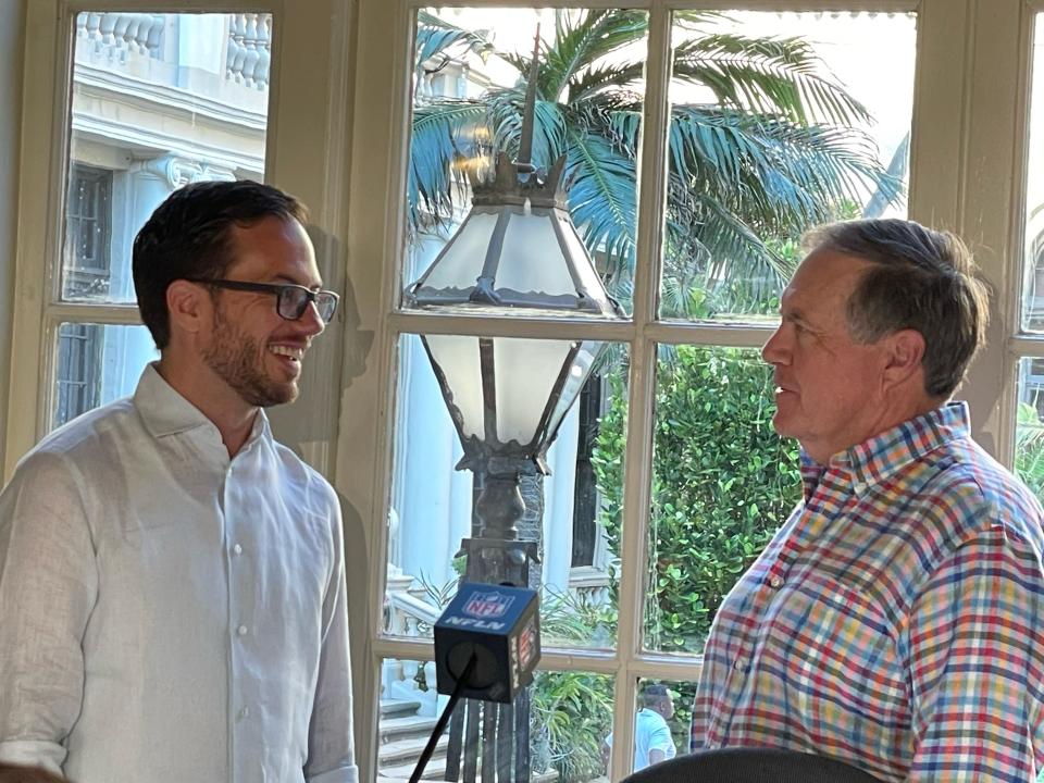 Dolphins coach Mike McDaniel chats with Patriots coach Bill Belichick during NFL meetings.