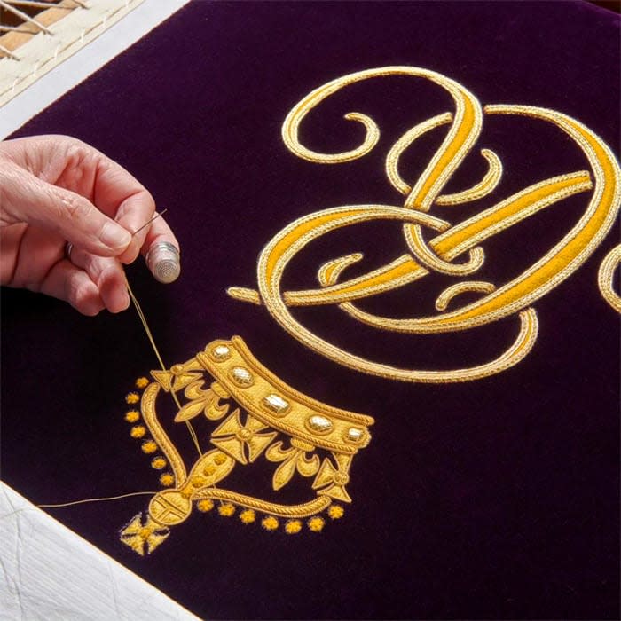 Imagen de la túnica, con homenaje a Isabel II