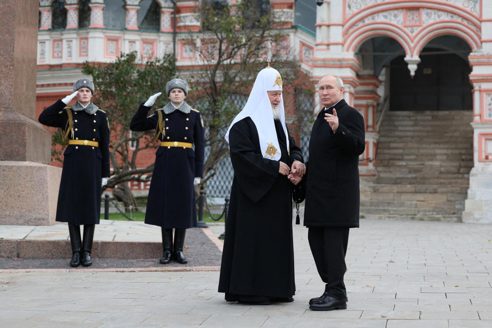 Russlands Präsident Wladimir Putin (rechts) mit Patriarch Kirill bei einer Kranzniederlegung in Moskau Anfang November zum Tag der nationalen Einheit