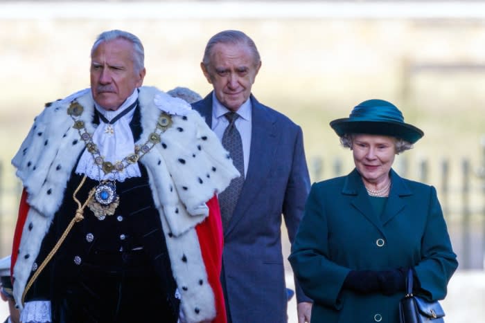 Imelda Staunton como Isabel II