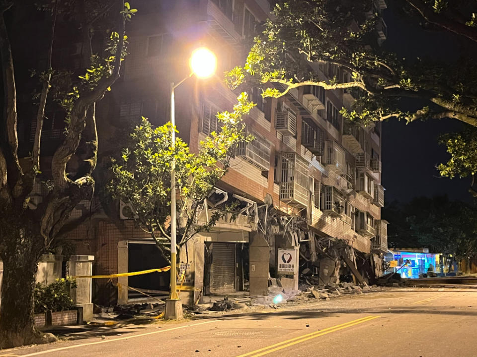 花蓮今天凌晨2時32分發生芮氏規模6.3地震，市區劇烈搖晃，0403花蓮大地震就列為紅單的統帥大樓直接倒塌。（羅亦晽攝）