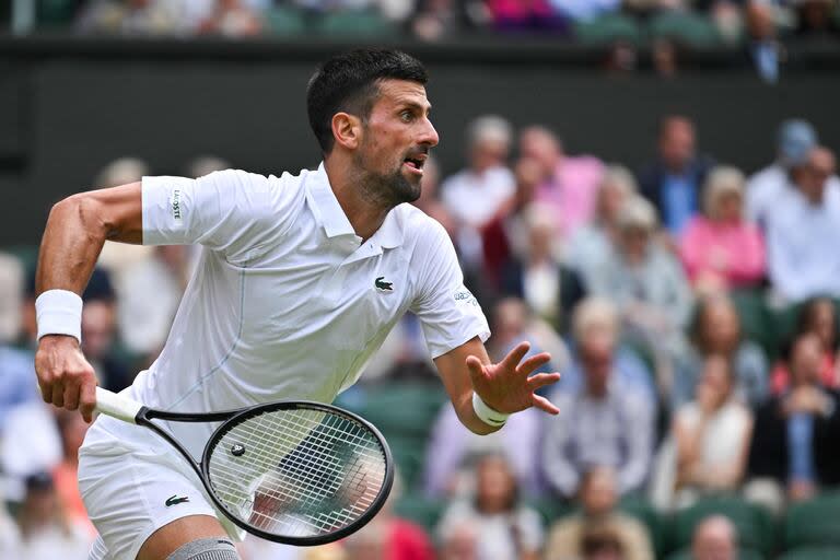 Novak Djokovic, durante su partido por las semifinales de Wimbledon ante el italiano Lorenzo Musetti, al que batió en sets corridos