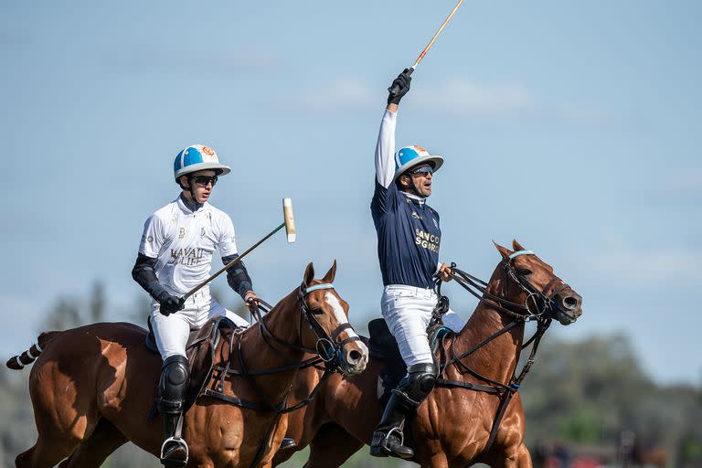 Cascos y nombres iguales, camisetas diferentes: "Poroto" y Adolfo Cambiaso protagonizaron el único hijo vs. padre en la Triple Corona en los últimos 40 años; lo ganó el papá, con el 15-8 de La Dolfina a La Dolfina-Brava en el Abierto de Tortugas.