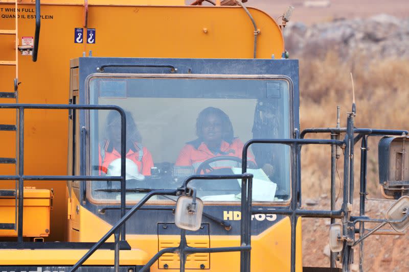 Tene Konate, de 42 años, conduce un camión cisterna en el sitio de la mina de oro, operado por Endeavour Mining Corporation en Hounde, Burkina Faso