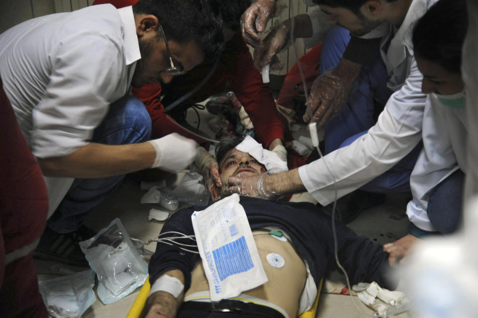 <p>In this photo released by the Syrian official news agency SANA, shows a man receiving treatment at a hospital in Damascus, Syria, Saturday, April. 7, 2018. (Photo: SANA via AP) </p>