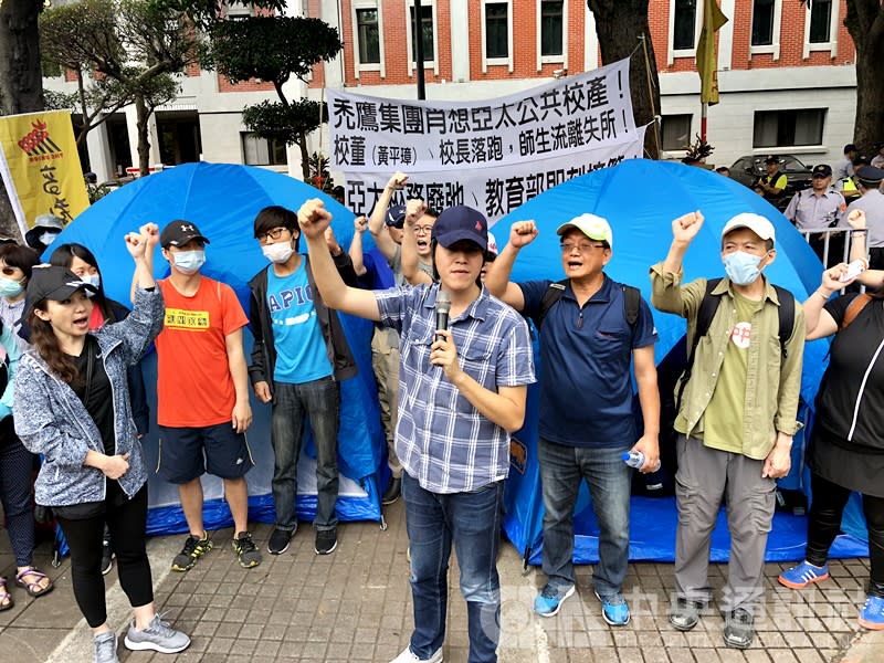 亞太創意技術學院師生與勞工團體日前教育部前搭帳篷夜宿 ，要求教育部立即解散董事會，教部沒有回應將長期抗爭。（圖片來源：中央社）