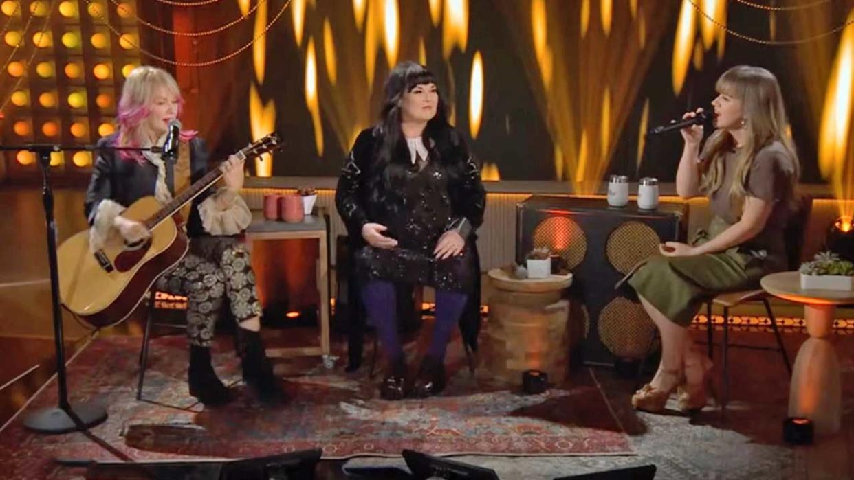  Heart's Ann and Nancy Wilson on the Kelly Clarkson show. 