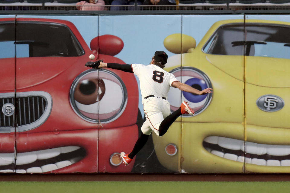 <p>Bei einem Baseball-Spiel zwischen den San Francisco Giants und den Atlanta Braves wähnt sich Hunter Pence von den Giants kurz in einem Animationsfilm. Im Hintergrund werben Plakate für die Filmreihe „Cars“. (Bild: AP Photo/Scot Tucker) </p>