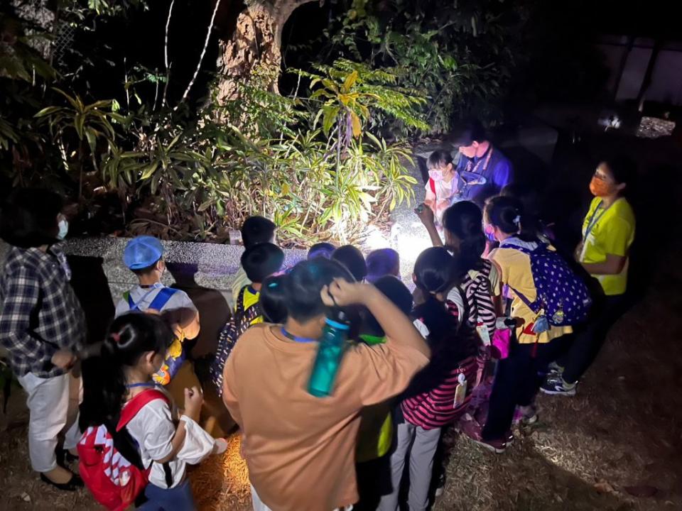 福容高雄攜手壽山動物園獨家推出夜宿動物園夏令營。（記者王正平翻攝）