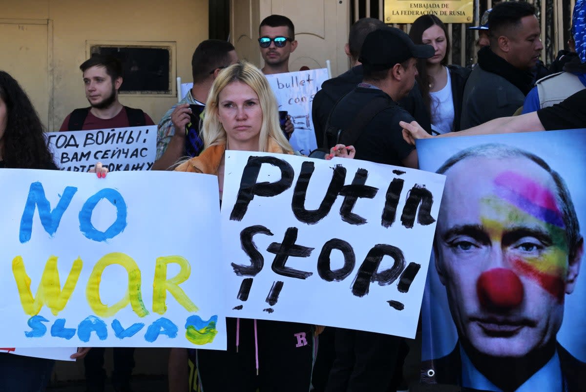 Russian citizens take part in a protest against the war and Russian President Vladimir Putin, in front of the Russian embassy in Mexico (AFP via Getty Images)