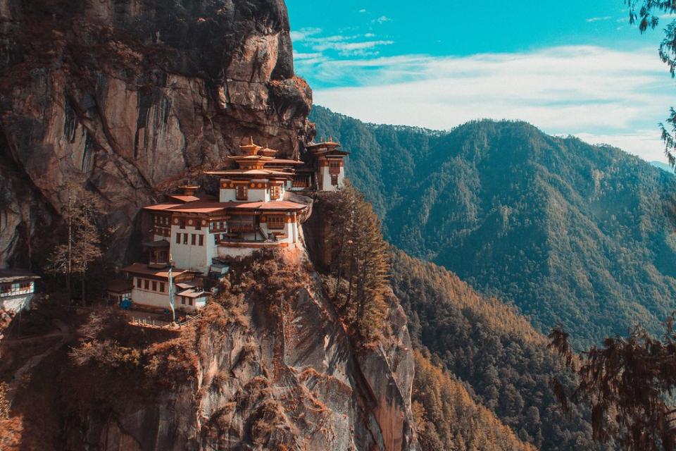 為了保護其自然資源以及文化的獨特性，不丹政府收取「永續發展費」已行之有年。照片來源：Aaron Santelices／Unsplash