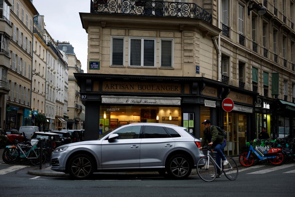 Was passt besser zum Haus: Der SUV oder das Fahrrad? Eine Szene aus Paris (Bild: REUTERS/Sarah Meyssonnier)