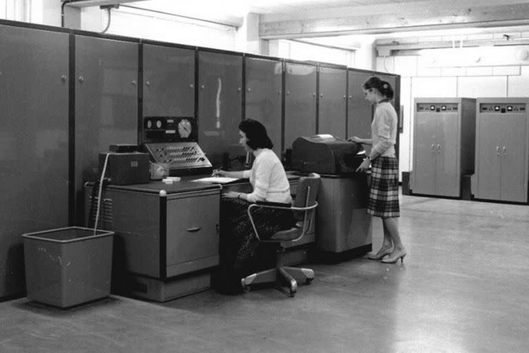 Rebeca Cherep de Guber con la primera computadora científica de Latinoamérica, Clementina; el Museo de Informática hizo una réplica en 2016