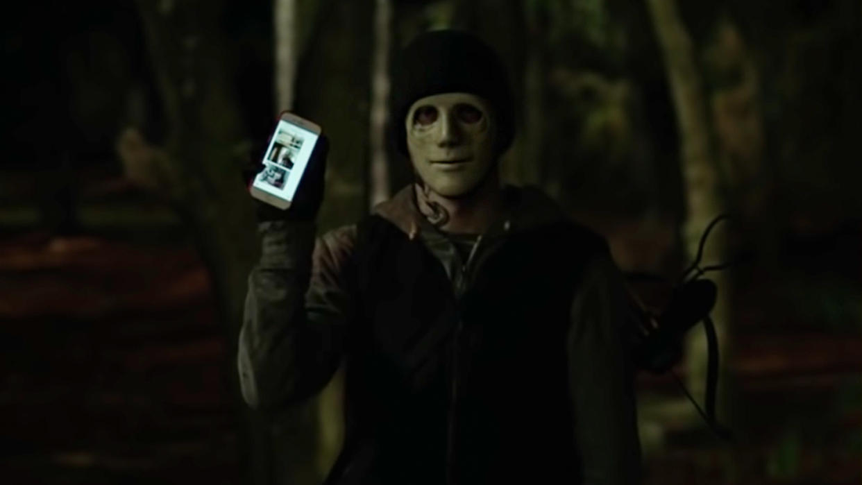  The masked killer from Mike Flanagan's Hush showing off a phone. 