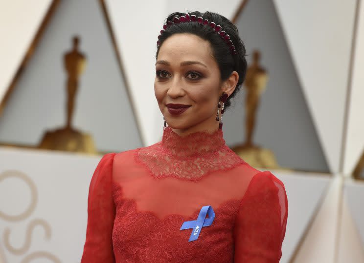 Ruth Negga trägt eine blaue Schleife auf ihrem feuerroten Kleid (Foto: Richard Shotwell/Invision/AP)