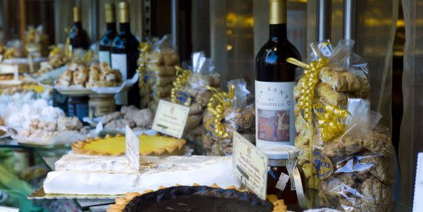 cake shop fabbrica taddeucci in lucca, italy