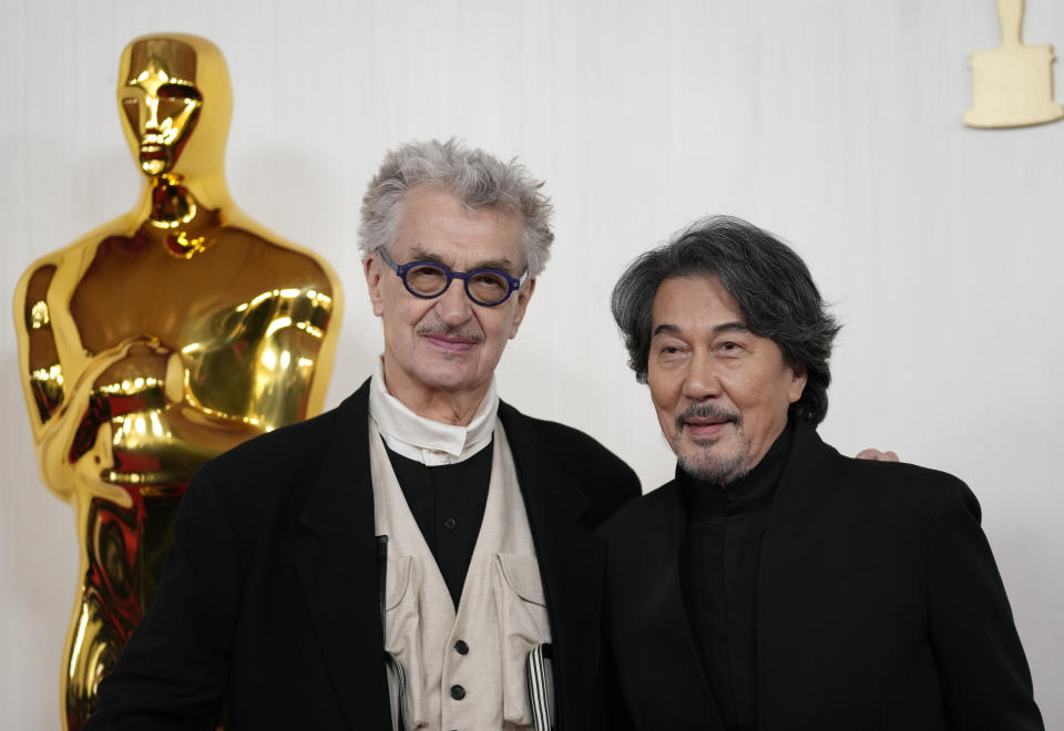 Wim Wenders, izquierda, y Koji Yakusho llegan a los Oscar el domingo 10 de marzo de 2024, en el Teatro Dolby en Los Ángeles. (Foto AP/Ashley Landis)