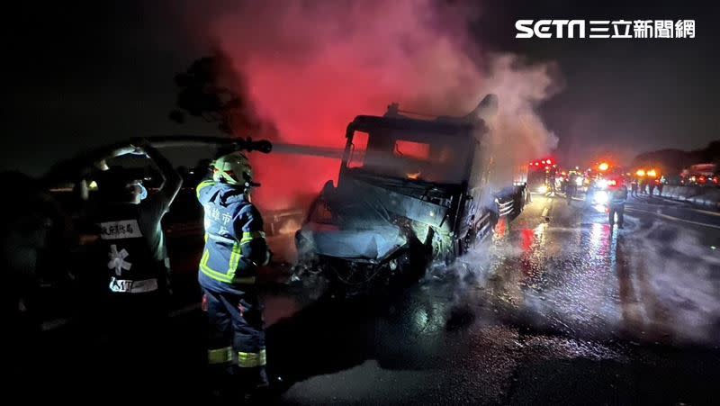 國道1號北向352.8公里處昨晚發生追撞火燒車事故，女駕駛逃生不及被燒成焦屍。（圖／翻攝畫面）