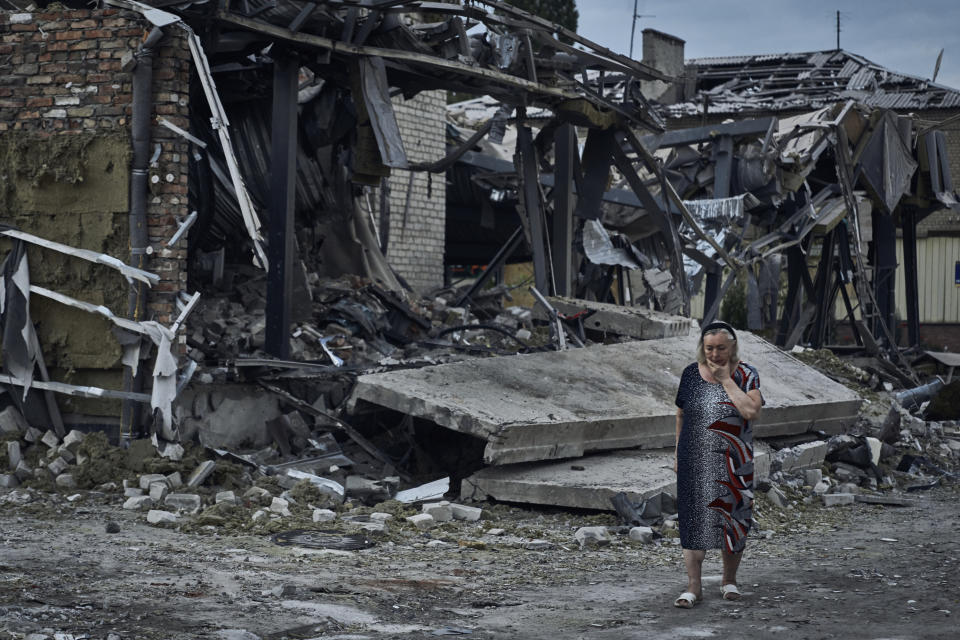 Una mujer reacciona en el lugar de un edificio dañado después de ataques recientes de misiles rusos en Pokrovsk, en la región de Donetsk, Ucrania, el miércoles 9 de agosto de 2023. (AP Foto/Libkos)