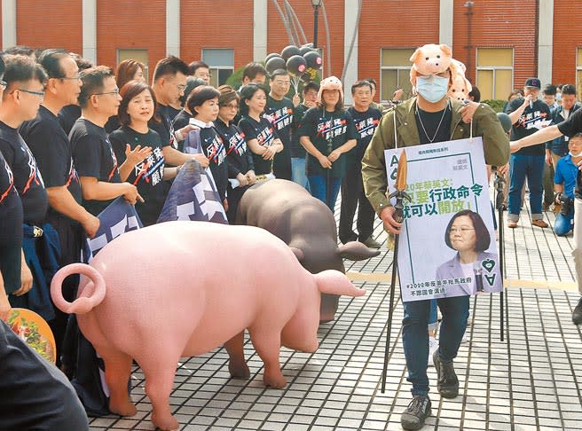 國民黨昨晚指出，在公投議題上，國民黨對外只有一種論述，就是「反萊豬不等於反美豬」、「以台灣民眾食安及健康為優先」。圖為去年國民黨反萊豬大遊行的畫面。（本報資料照片）