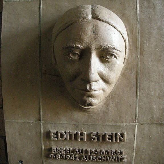 Memorial a Edith Stein y su asesinato en Auschwitz (imagen vía Wikimedia commons)