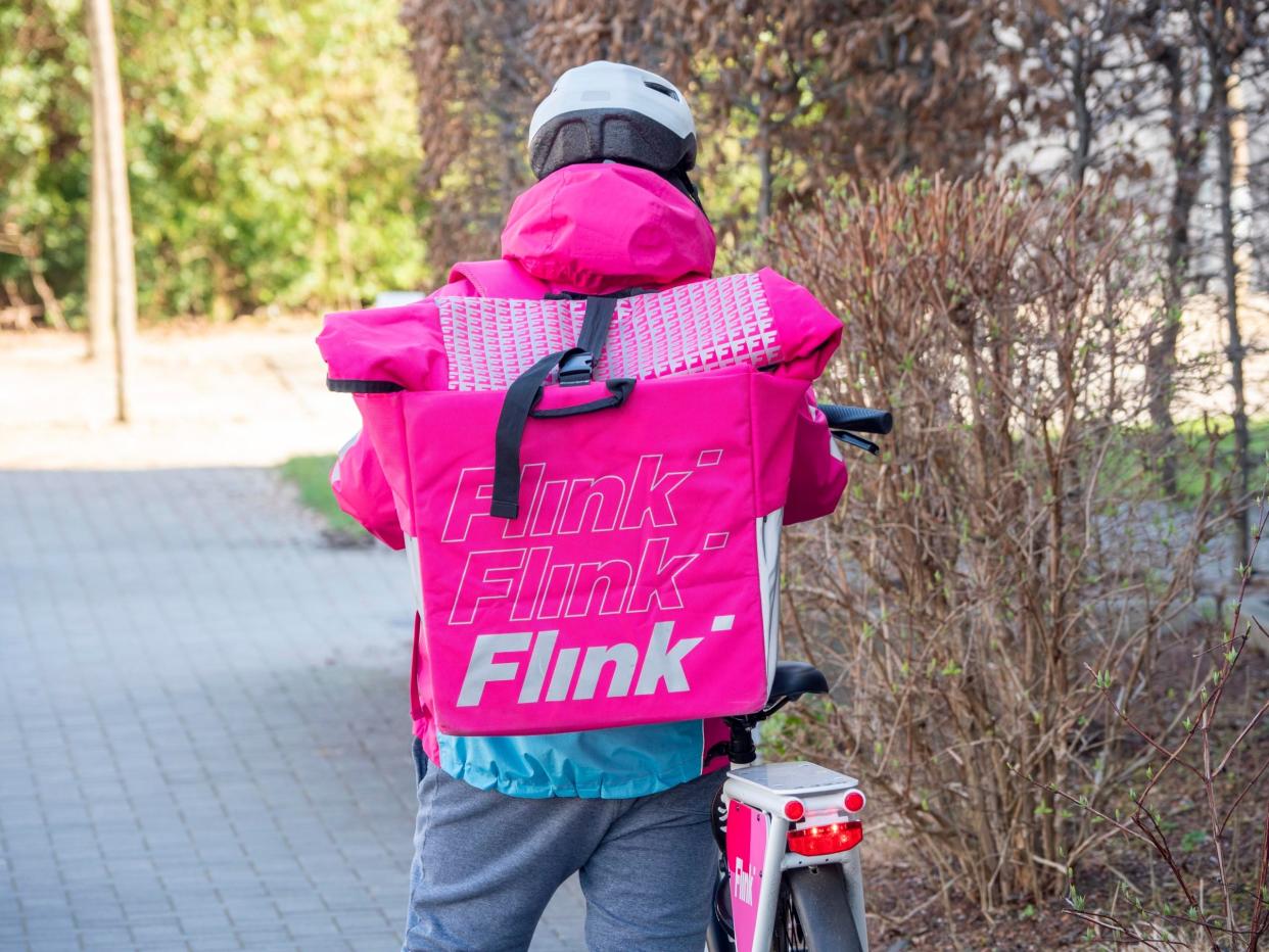 Der pinke Lieferdienst verhandelt derzeit mit neuen und alten Investoren über eine weitere Finanzierung. - Copyright: picture alliance / imageBROKER | Norbert Neetz