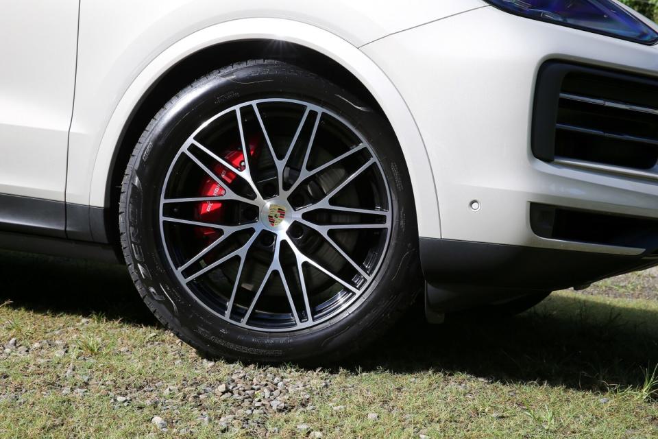 試駕車選用升級21吋RS Spyder Design輪圈含車身同色輪拱造型，視覺效果更上層樓。