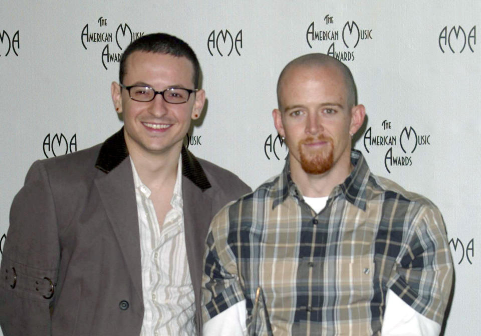 <p>Bennington and Dave ‘Phoenix’ Farrell at the American Music Awards in 2003. (Photo: REX/Shutterstock) </p>