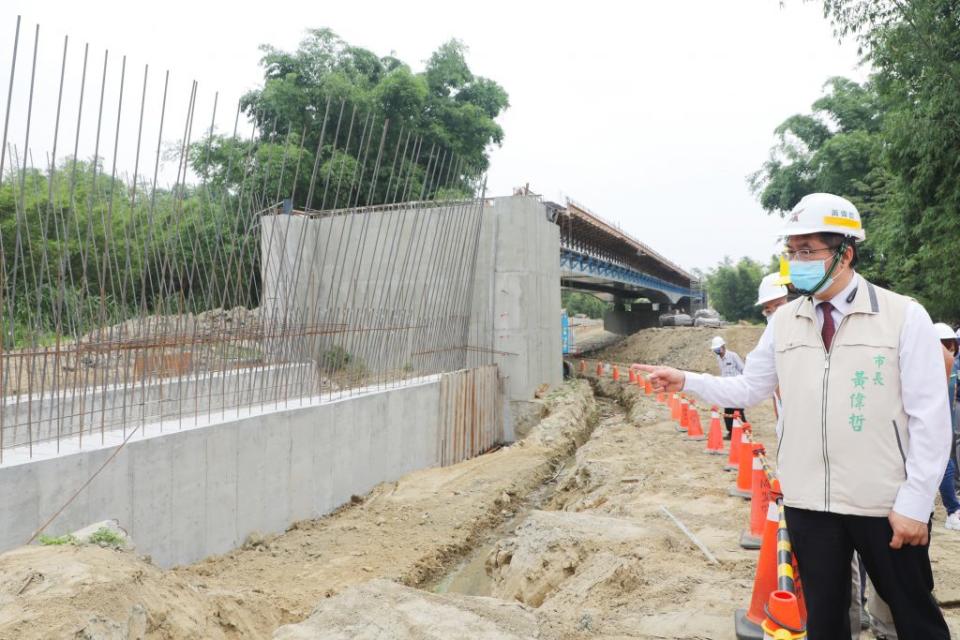 市長黃偉哲視察關廟砲校聯外道路延伸暨橋梁改建工程。（市府提供）