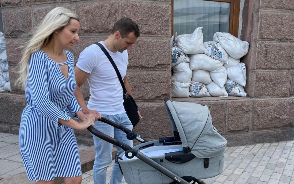 Beim ersten Familienspaziergang mit Tochter Lena schlenderten Doreen und Sven an mit Sandsäcken befestigten Gebäuden vorbei. (Bild: ZDF/Bettina Wobst)