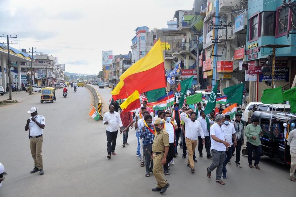 <div class="paragraphs"><p>Chikmagalur: Farmers association members protest to support farmers Bharat Bandh against central governments three farm reform laws.</p></div>