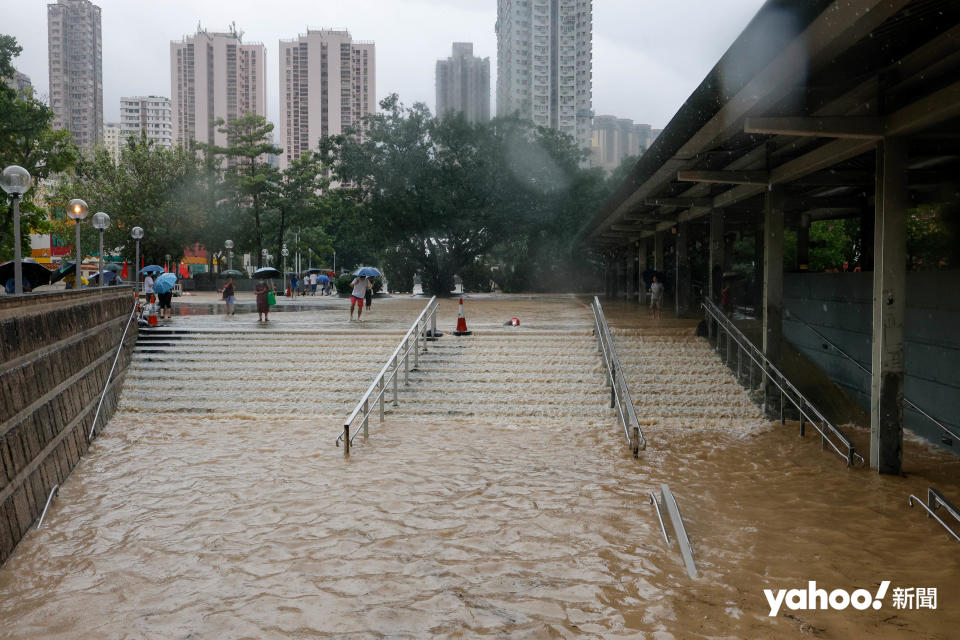 本港遭遇世紀豪雨，黃大仙成為水浸重災區，通往黃大仙祠的樓梯水浸彷如瀑布，街坊涉水而行，步履蹣跚。