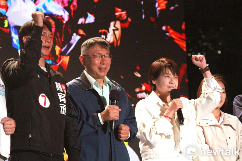 無黨籍台北市長候選人黃珊珊今晚宣布敗選，民眾黨主席柯文哲也到場陪同。&nbsp;&nbsp;&nbsp;圖：周煊惠 / 攝