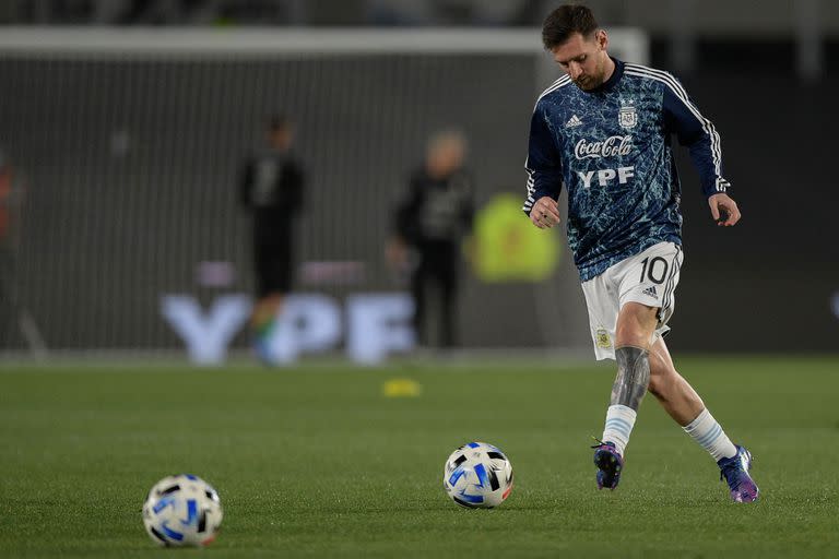 Messi en la entrada en calor, bajo los ojos del mundo, un momento que el público disfruta casi tanto como los partidos