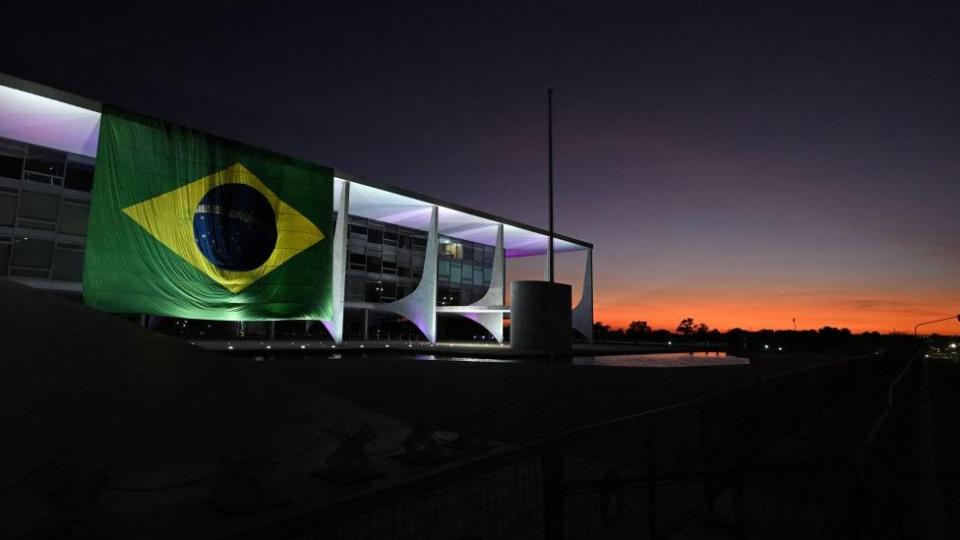 Bandeira do Brasil estendida no Palácio do Planalto em Brasília