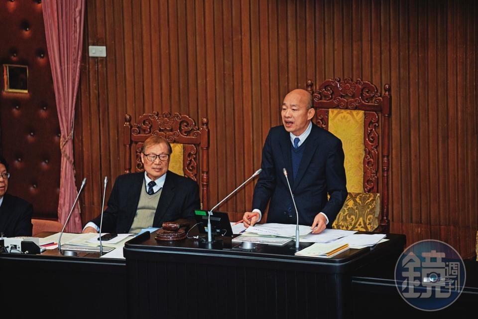 為快速熟悉議事流程，韓國瑜（右）至今只讓副院長代打過1次院會主持。左為立法院祕書長周萬來。