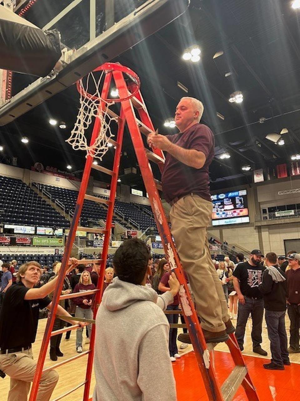 Magoffin County coach Scott Castle cut down the net after leading the Hornets to their first boys basketball 15th Region championship ever with a 67-57 win over Martin County on March 11. In Wednesday’s Sweet 16 opener, Magoffin County will face a Perry County Central team whose best player, Carter Castle, is the son of Scott Castle’s twin brother, Jeff.