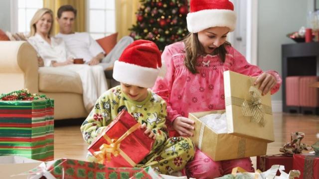 How to Choose Holiday Gifts for Every Family Member