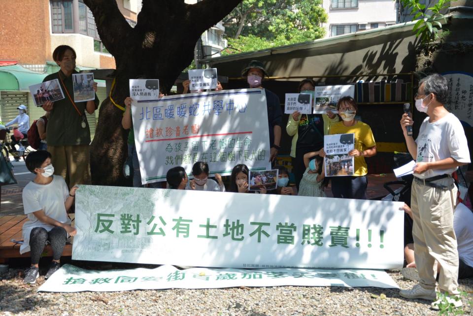 河堤里居民與多個民團抗議國有財產署賤賣有著百年老樹的社區綠地「施洛德花園」。楊政凱攝