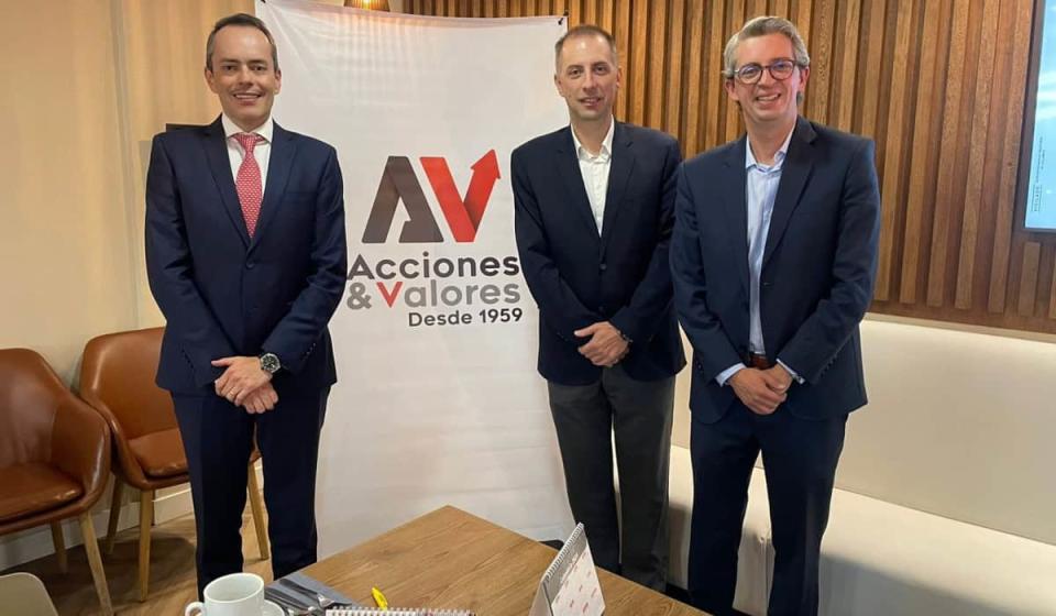 Santiago Quintero, gerente división Gestión de Activos en Acciones y Valores, Andrés Restrepo, gerente general de la Bolsa de Valores de Colombia y Luis Felipe Aparicio, gerente comercial de Acciones & Valores. Foto: archivo Valora Analitik