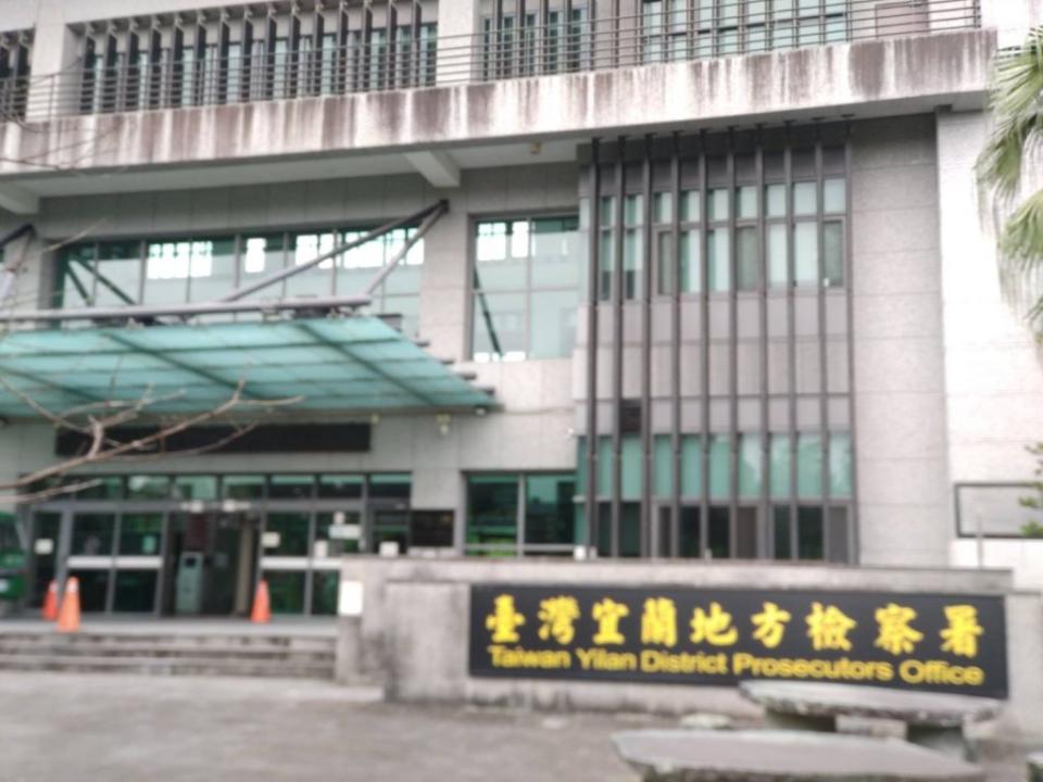 羅東鎮公所拆除建物清運案，宜蘭地檢署偵訊後，課長、建築師、廠商等５人、依涉偽造文書、詐欺涉、偽造文書、詐欺等，分別交保。（記者林坤瑋攝）