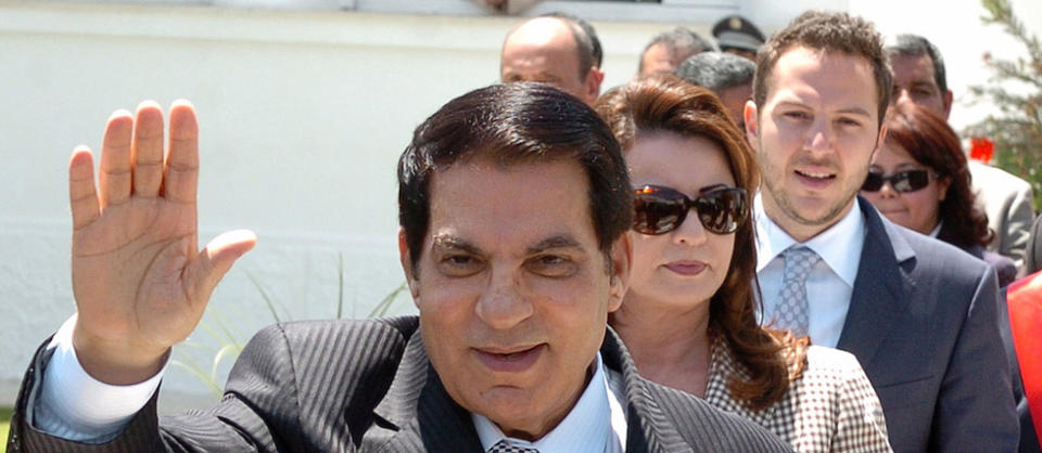 Selon l'ONG suisse Public Eye, le clan Ben Ali aurait fait transiter 320 millions de dollars (265 millions d'euros) par la place financière de Genève durant les années 2000.
