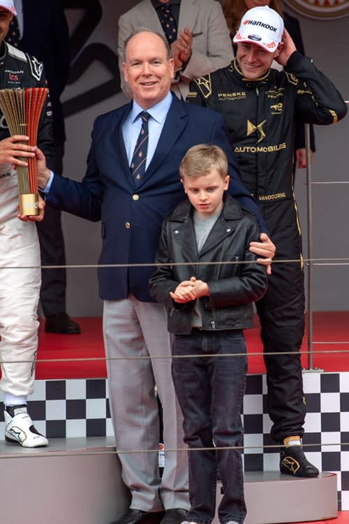 El príncipe Alberto y su hija entregan el trofeo al ganador