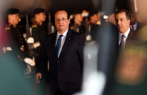 El ministro de Exteriores mexicano, Antonio Meade (derecha), recibe al presidente francés, François Hollande, en Ciudad de México, el 10 de abril de 2014 (AFP | Yuri Cortez)